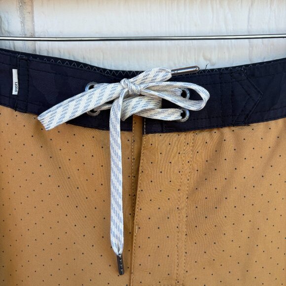 Vuori Cruise Boardshort Men's 32 Gold Black Dot Beach Summer Comfort Athleisure - Picture 3 of 8